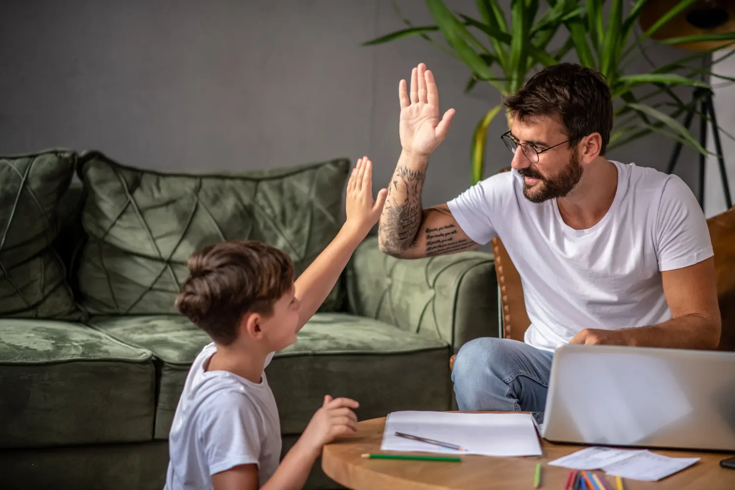 ORKA, Der Vater und der Sohn verabredeten sich zum Spielen und Abhängen, sobald der Vater sein Online-Geschäft beendet hatte